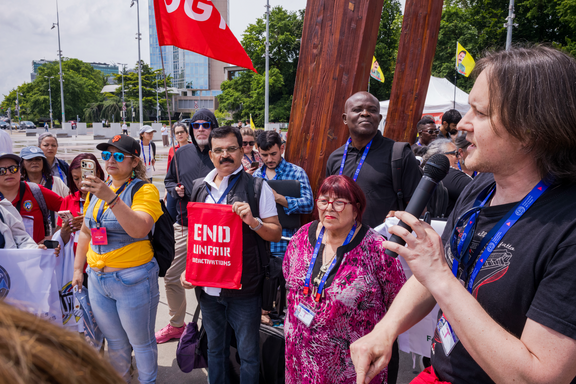 Roman Künzler, syndicaliste d'Unia, avec des travailleurs et travailleuses de plateformes du monde entier.