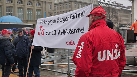 Versammlung von Rentner:innen auf dem Bundesplatz