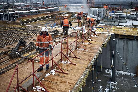 Eine Baustelle mit Bauarbeitern