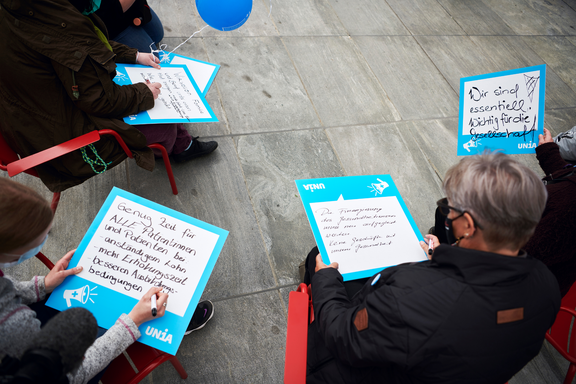 Aktion mit selbstgeschriebenen Schildern auf dem Bundesplatz 