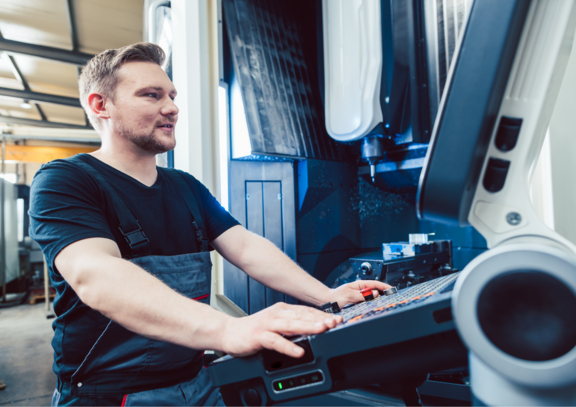 Lavoratore d'industria davanti a dispositivo industriale