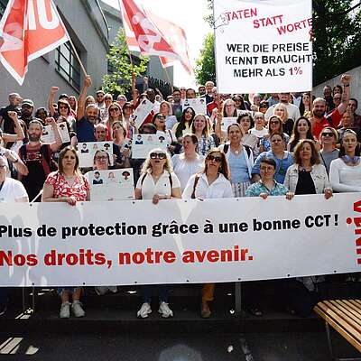 une banderole avec le slogan «Meilleure protection grâce à une CCT forte: notre avenir, nos droits».