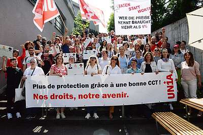 une banderole avec le slogan «Meilleure protection grâce à une CCT forte: notre avenir, nos droits».