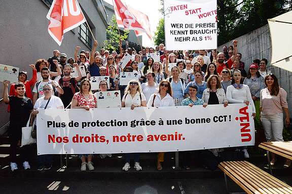 une banderole avec le slogan «Meilleure protection grâce à une CCT forte: notre avenir, nos droits».
