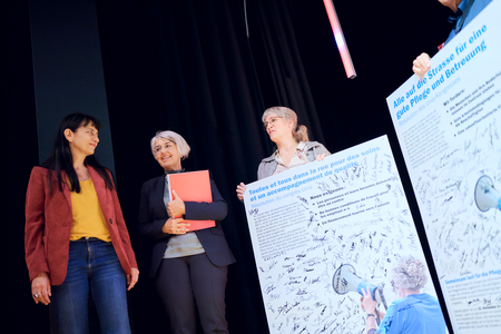 La remise symbolique de la résolution pour de bonnes conditions de travail dans les soins et l’accompagnement à la conseillère fédérale Elisabeth Baume-Schneider a été un autre temps fort.