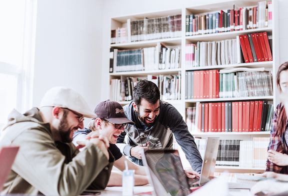 Des jeunes hommes à une réunion.