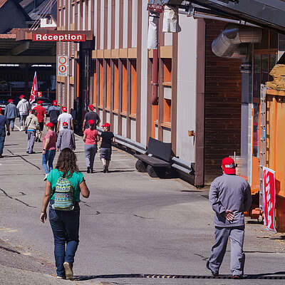 Employés se dirigeant vers l'entrée de l'usine de Samvaz.