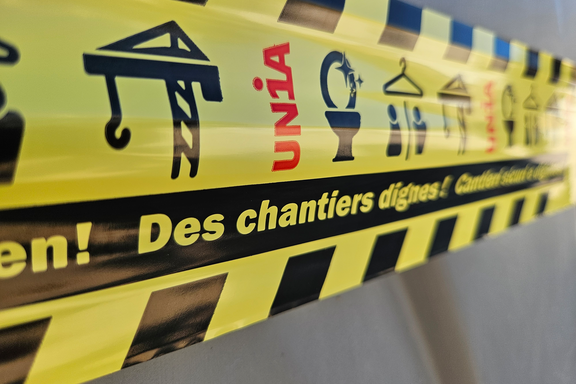 Nastro barriera giallo con la scritta 