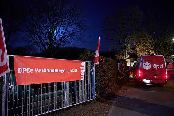 Unia-Transparent und DPD-Lieferwagen im frühen Morgen