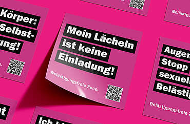 Mehrere pinke Aufkleber der Unia gegen Sexismus im Gastgewerbe. Der grösste Text lautet «Mein Lächeln ist keine Einladung». Daneben steht «Augen auf! Stopp sexuelle Belästigung!» und «Mein Körper: Keine Selbstbedienung!»