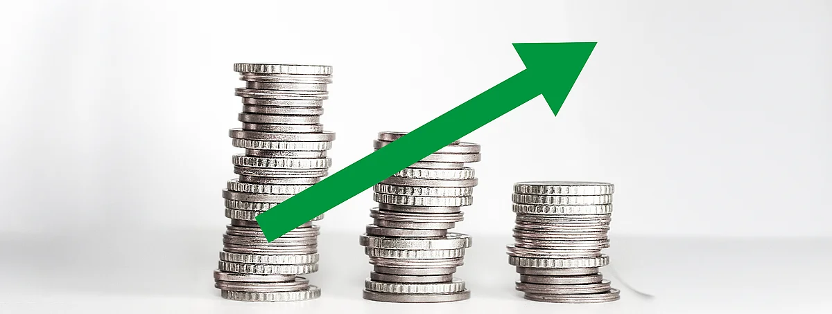 Trois piles de monnaie de taille décroissante symbolisent la perte de pouvoir d'achat. Une flèche verte croissante apposée dessus symbolise la nécessité d'un rattrapage salarial.