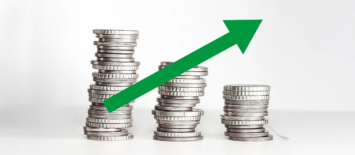 Trois piles de monnaie de taille décroissante symbolisent la perte de pouvoir d'achat. Une flèche verte croissante apposée dessus symbolise la nécessité d'un rattrapage salarial.