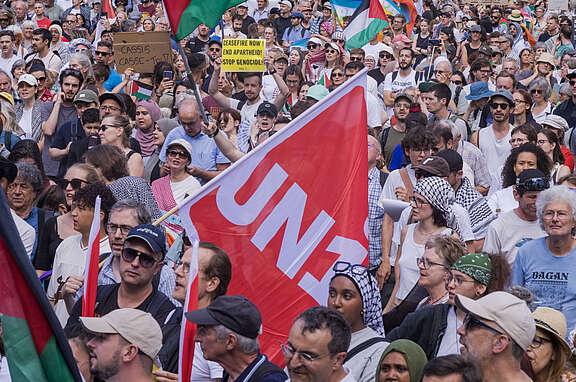 Menschenmenge an Solidariätsdemo für Gaza mit Unia-Fahne in der Mitte