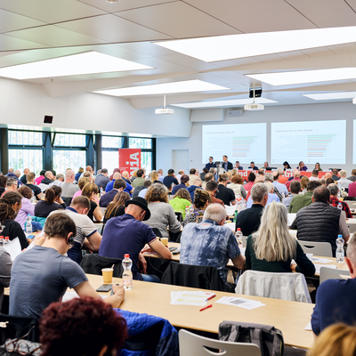 280 ottanta membri delle commissioni del personale dell'industria MEM e militanti Unia si sono riuniti per la Giornata dell'industria 2025 a Berna