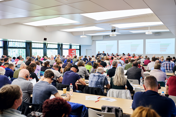 280 ottanta membri delle commissioni del personale dell'industria MEM e militanti Unia si sono riuniti per la Giornata dell'industria 2025 a Berna