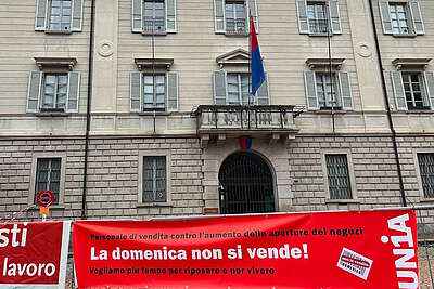 Attiviste e attivisti Unia presenti ad un'azione contro più lavoro domenicale