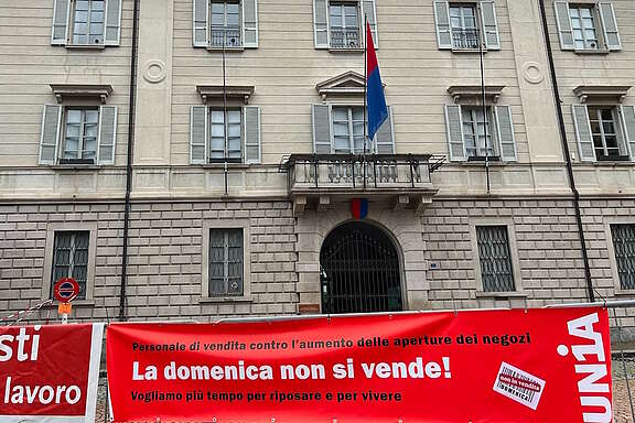 Attiviste e attivisti Unia presenti ad un'azione contro più lavoro domenicale