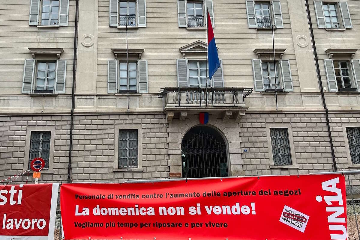 Attiviste e attivisti Unia presenti ad un'azione contro più lavoro domenicale