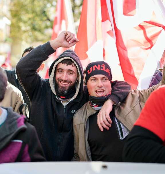 Grâce à la lutte des travailleurs de la construction dans la rue, les conditions de travail dans la construction ont pu être améliorées dans la nouvelle Convention nationale dès 2026.