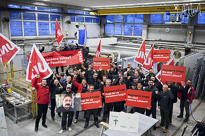 Die Mitarbeitenden der Berner Natursteinfirma Schär + Trojahn AG streiken mit Schildern auf denen steht: «Wo sind unsere Löhne?!»