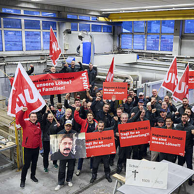 Die Mitarbeitenden der Berner Natursteinfirma Schär + Trojahn AG streiken mit Schildern auf denen steht: «Wo sind unsere Löhne?!»