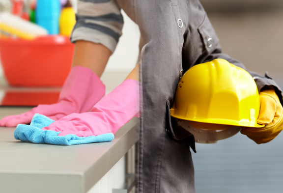 Mains d'une femme de ménage et casque et mains d'un maçon