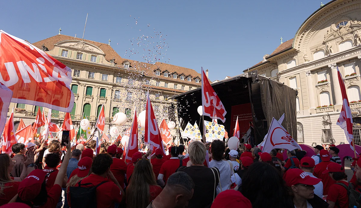 Manifestazione per salari migliori sulla Piazza federale a Berna