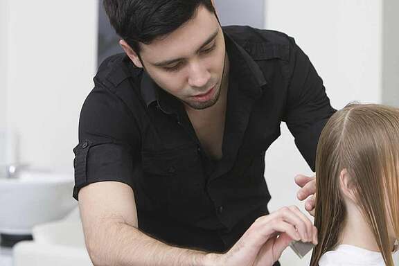 Coiffeur avec cliente