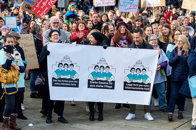 Azione del personale curante sulla piazza Federale. Sostiene uno striscione su cui è scritto: leggi efficaci per garantire cure forti.