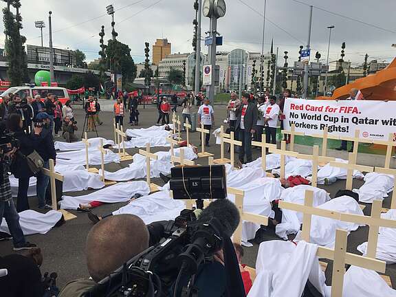 [Translate to Français:] Stopp der Sklaverei auf FIFA-Baustellen