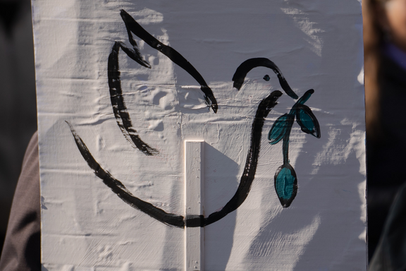 Panneau avec le dessin d'une colombe de la paix