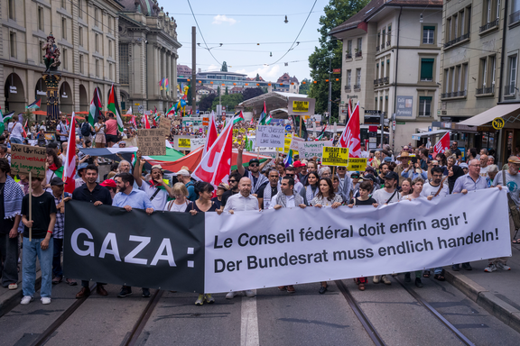 Des manifestant-es avec une banderole à l'avant lors de la manifestation de solidarité du 21 juin 2025: «GAZA: Le Conseil fédéral doit enfin agir!» 