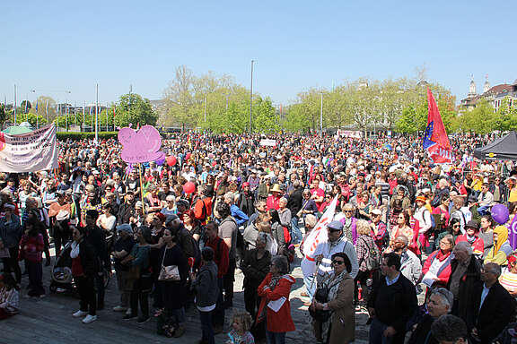 Blick auf Menschenmenge auf dem Sechseleutenplatz in Zürich