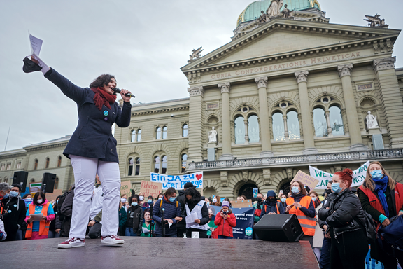 Personale curante con cartello a una manifestazione