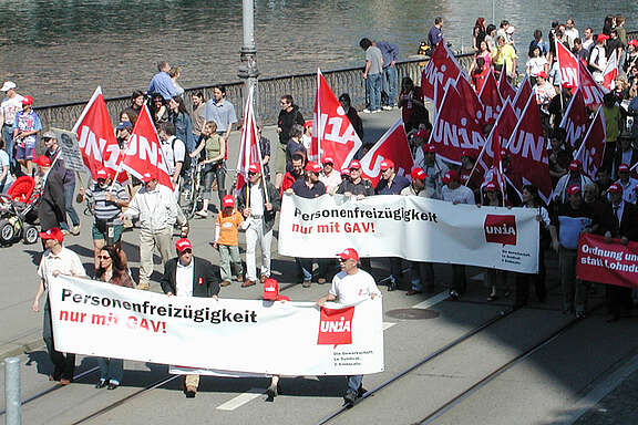 1. Mai Demo 2005 in Zürich mit Transparenten: Personenfreizügigkeit nur mit GAV!