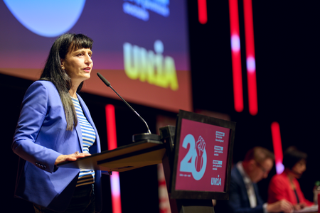 Vania Alleva, présidente d&#039;Unia, accueille cordialement les délégué-e-s.