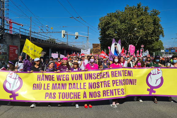 Bannière frontale de la grande manifestation contre AVS 21