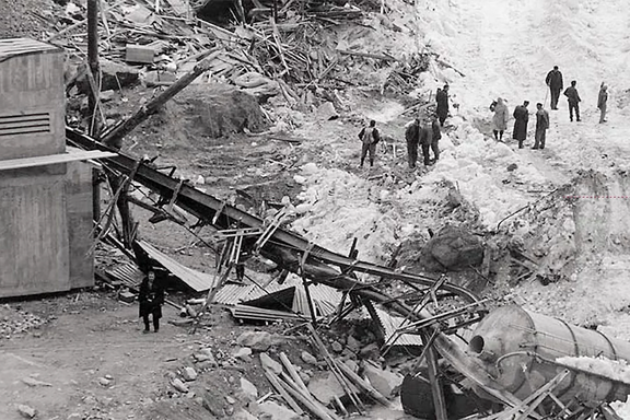 Vue aérienne montrant des personnes sur le lieu de l'accident de Mattmark, recouvert de glace et d'éboulis