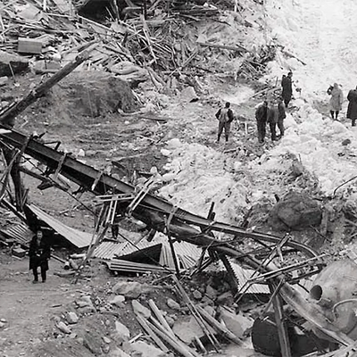 Vue aérienne montrant des personnes sur le lieu de l'accident de Mattmark, recouvert de glace et d'éboulis