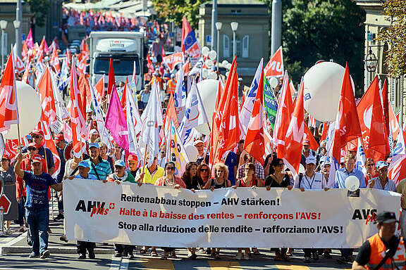 «Wer rechnet, wählt die AHV.» Die nach Bern gereisten Rentner und Rentnerinnen wissen, wovon sie reden. Bild: Manu Friedrich 