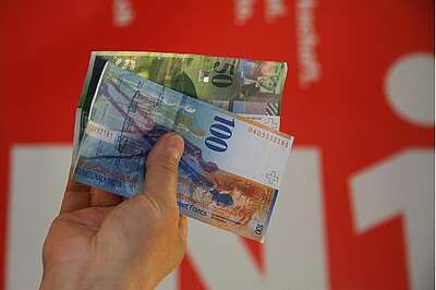 Des billets de banque dans une main