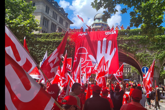 Plus de 15'000 maçons combattifs manifestent à Zurich