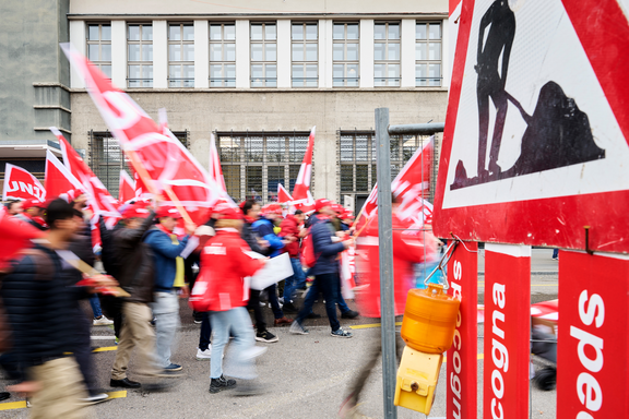 La manifestation des maçons passe à côté d'un chantier