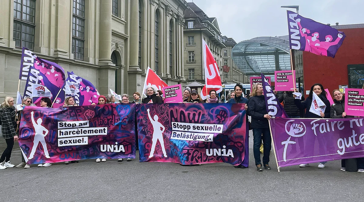 Le manifestanti tengono striscioni colorati e bandiere con la rivendicazione «Stop alle molestie sessuali» in diverse lingue. 