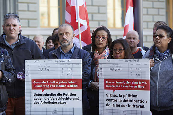 Remise de la pétition «Bien au travail, bien dans la vie – Touche pas à mon temps libre».