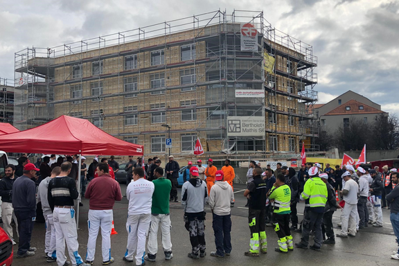 DEs travailleuses et travailleurs à la pause de midi prolongée