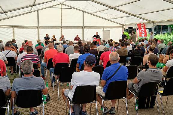 Delegati edili durante la loro ultima conferenza professionale del sindacato Unia