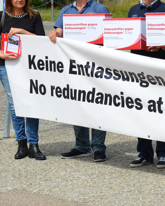 5 Menschen halten Kartonboxen mit der Aufschrift 