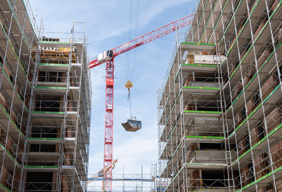 Un grand chantier avec un échafaudage sur trois fassades.