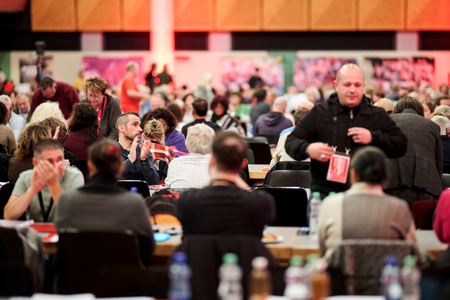 Une audience de délégué-e-s syndicaux attentive et réactive dans la Simplonhalle de Brigue
